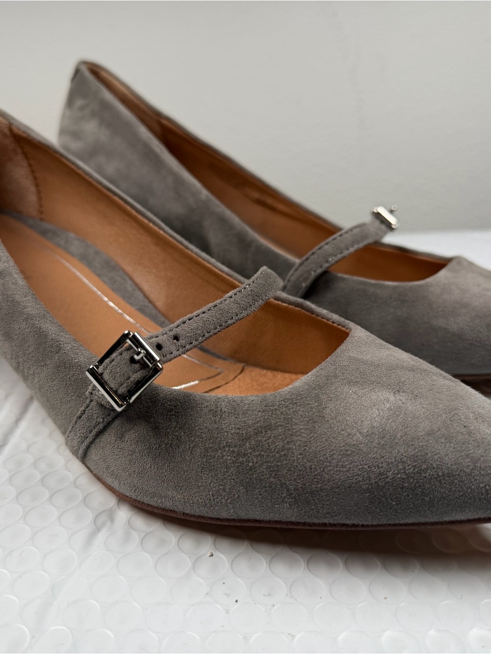 Vionic Women’s Gray Suede Mary Jane Kitten Heel Pumps Pointed Toe Size 9